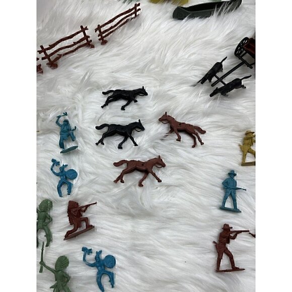 Western Playset Plastic Toy Cowboys Native American Horses Wagon Canoe Tee Pee - Picture 6 of 7